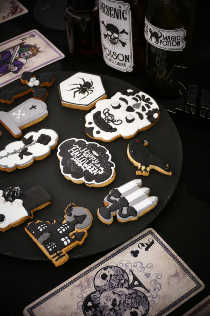 Halloween party chez Estée Lauder par Studio Candy : candy bar, pâtisseries sur mesure, cakepops noirs, financiers amande avec des chauve souris, bonbons et décoration sur mesure