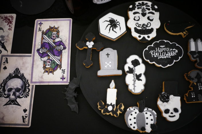 Halloween party chez Estée Lauder par Studio Candy : candy bar, pâtisseries sur mesure, cakepops noirs, financiers amande avec des chauve souris, bonbons et décoration sur mesure