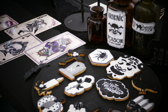 Halloween party chez Estée Lauder par Studio Candy : candy bar, pâtisseries sur mesure, cakepops noirs, financiers amande avec des chauve souris, bonbons et décoration sur mesure