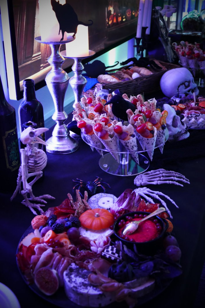 Halloween party chez Genetec par Studio Candy avec cocktail salé et sucré, fantômes meringue, sablés décorés d'halloween, candy bar et décoration de la salle, lumière, maquilleuse et borne photos