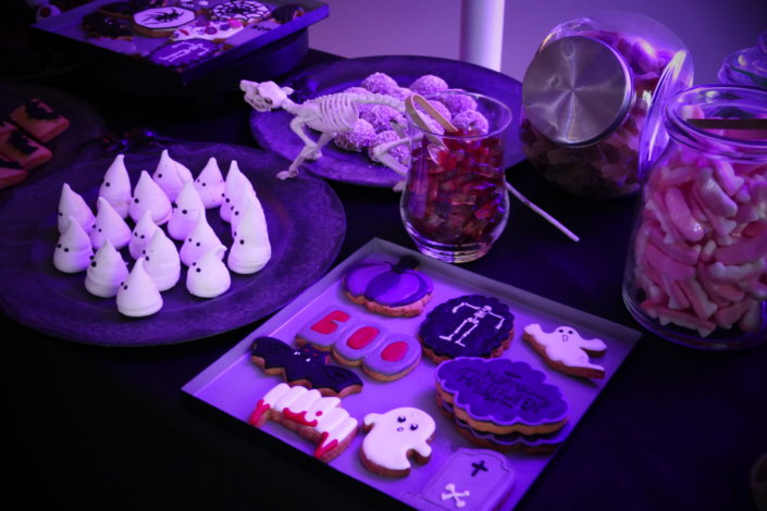 Halloween party chez Genetec par Studio Candy avec cocktail salé et sucré, fantômes meringue, sablés décorés d'halloween, candy bar et décoration de la salle, lumière, maquilleuse et borne photos