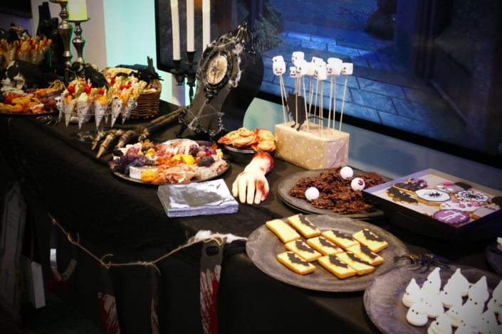 Halloween party chez Genetec par Studio Candy avec cocktail salé et sucré, fantômes meringue, sablés décorés d'halloween, candy bar et décoration de la salle, lumière, maquilleuse et borne photos