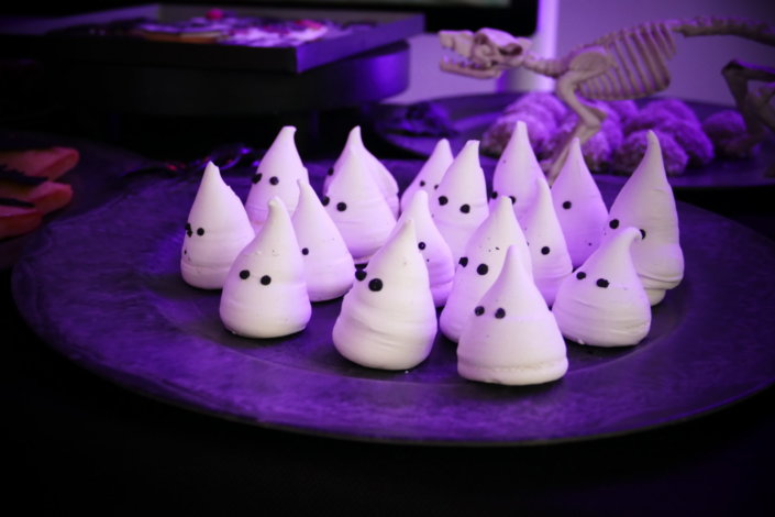 Halloween party chez Genetec par Studio Candy avec cocktail salé et sucré, fantômes meringue, sablés décorés d'halloween, candy bar et décoration de la salle, lumière, maquilleuse et borne photos