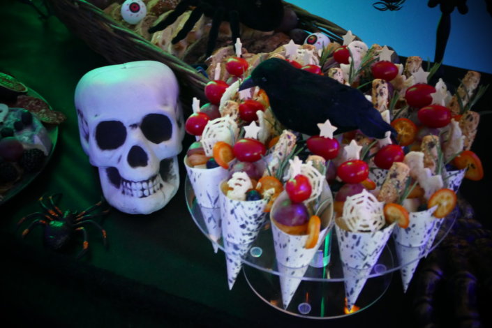 Halloween party chez Genetec par Studio Candy avec cocktail salé et sucré, fantômes meringue, sablés décorés d'halloween, candy bar et décoration de la salle, lumière, maquilleuse et borne photos