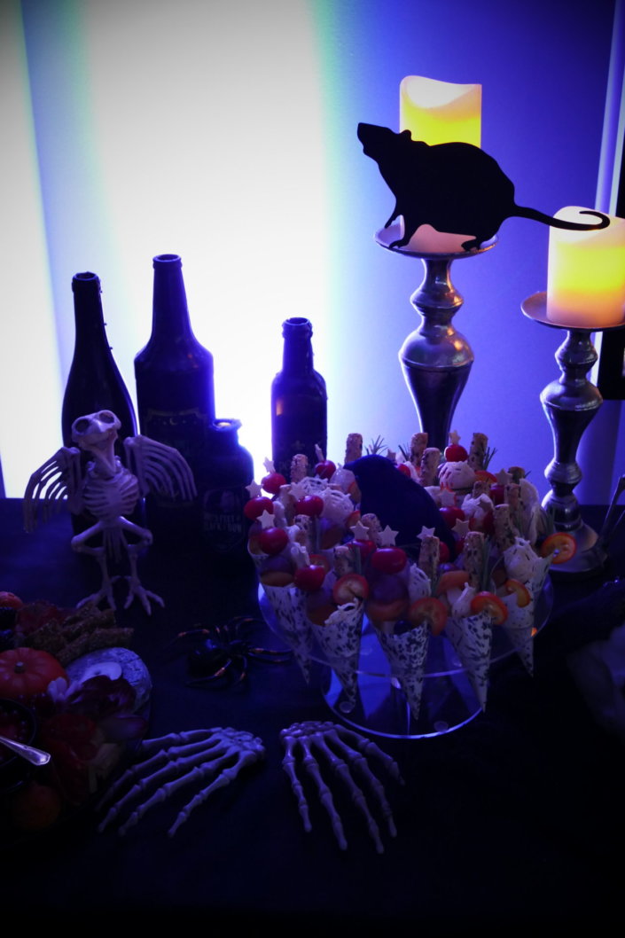 Halloween party chez Genetec par Studio Candy avec cocktail salé et sucré, fantômes meringue, sablés décorés d'halloween, candy bar et décoration de la salle, lumière, maquilleuse et borne photos