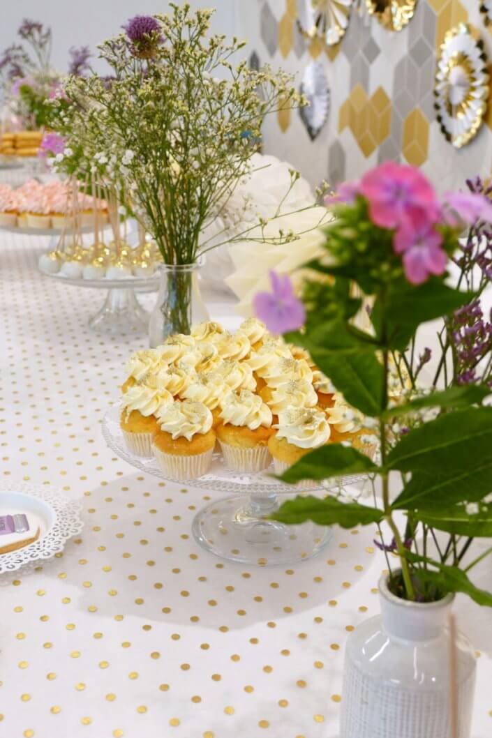 Goûter sur mesure pour la remise des médailles du travail chez L'Oréal par Studio Candy avec sablés décorés makeup, cakepops et cupcakes pailletés, mur de rosaces, bouquets de fleurs