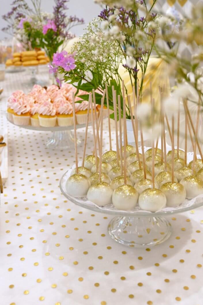 Goûter sur mesure pour la remise des médailles du travail chez L'Oréal par Studio Candy avec sablés décorés makeup, cakepops et cupcakes pailletés, mur de rosaces, bouquets de fleurs