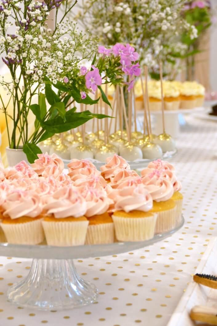 Goûter sur mesure pour la remise des médailles du travail chez L'Oréal par Studio Candy avec sablés décorés makeup, cakepops et cupcakes pailletés, mur de rosaces, bouquets de fleurs