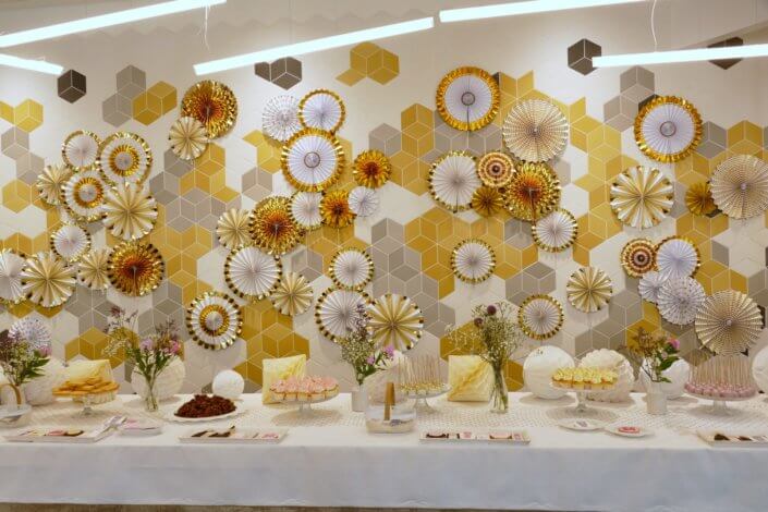 Goûter sur mesure pour la remise des médailles du travail chez L'Oréal par Studio Candy avec sablés décorés makeup, cakepops et cupcakes pailletés, mur de rosaces, bouquets de fleurs