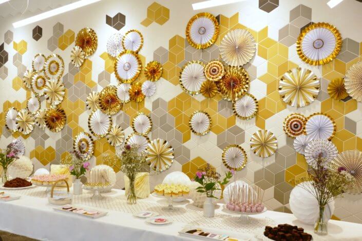 Goûter sur mesure pour la remise des médailles du travail chez L'Oréal par Studio Candy avec sablés décorés makeup, cakepops et cupcakes pailletés, mur de rosaces, bouquets de fleurs