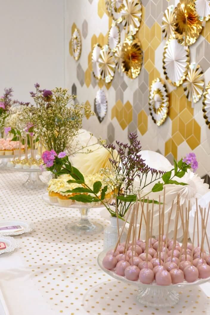 Goûter sur mesure pour la remise des médailles du travail chez L'Oréal par Studio Candy avec sablés décorés makeup, cakepops et cupcakes pailletés, mur de rosaces, bouquets de fleurs