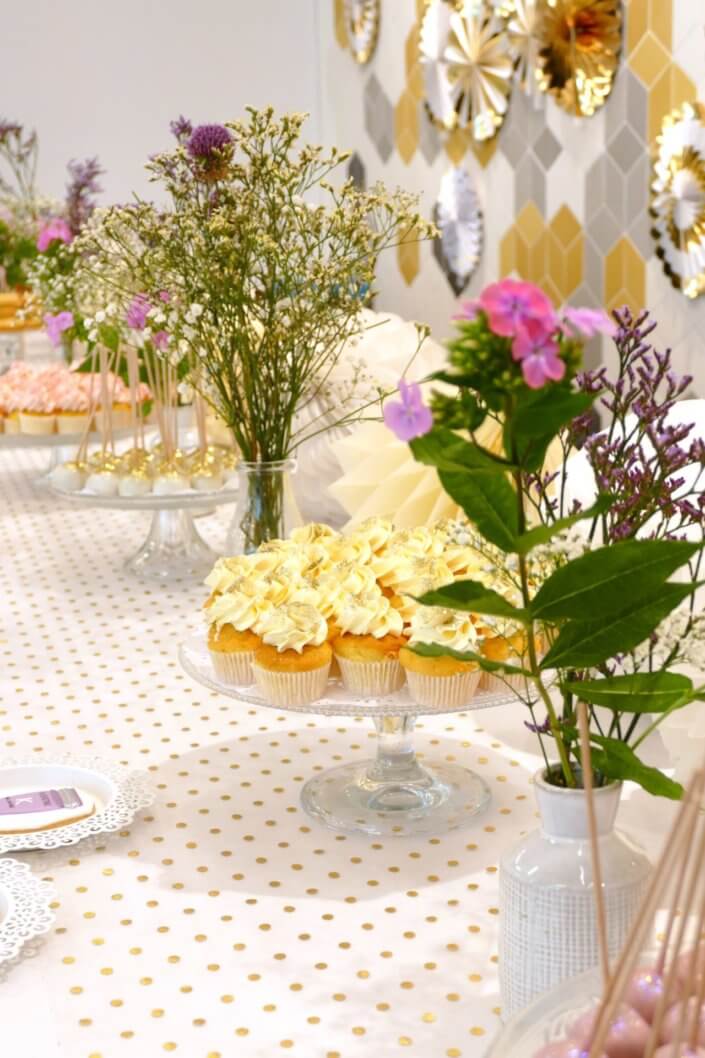 Goûter sur mesure pour la remise des médailles du travail chez L'Oréal par Studio Candy avec sablés décorés makeup, cakepops et cupcakes pailletés, mur de rosaces, bouquets de fleurs