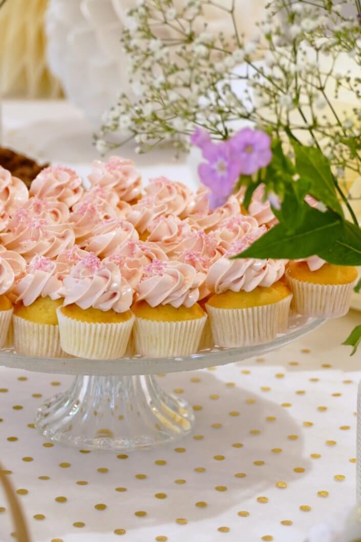 Goûter sur mesure pour la remise des médailles du travail chez L'Oréal par Studio Candy avec sablés décorés makeup, cakepops et cupcakes pailletés, mur de rosaces, bouquets de fleurs