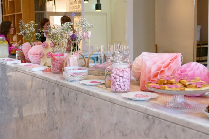 Goûter pour le lancement de la campagne Octobre Rose pour EStée Lauder aux Galeries Lafayette par Studio Candy : donuts roses, brochettes de meringue, sablés décorés ruban rose, candy bar