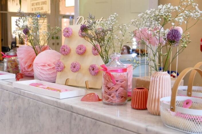 Goûter pour le lancement de la campagne Octobre Rose pour EStée Lauder aux Galeries Lafayette par Studio Candy : donuts roses, brochettes de meringue, sablés décorés ruban rose, candy bar