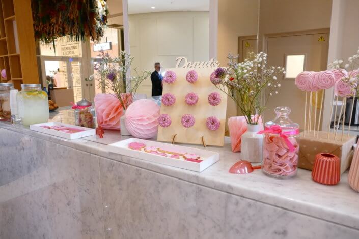 Goûter pour le lancement de la campagne Octobre Rose pour EStée Lauder aux Galeries Lafayette par Studio Candy : donuts roses, brochettes de meringue, sablés décorés ruban rose, candy bar