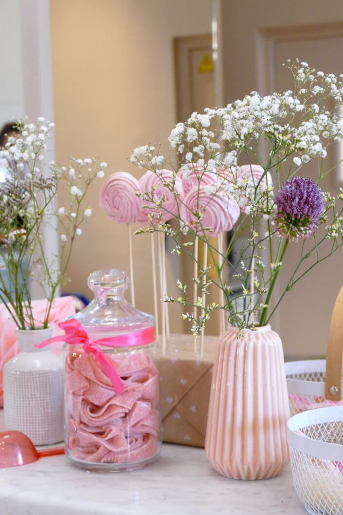 Goûter pour le lancement de la campagne Octobre Rose pour EStée Lauder aux Galeries Lafayette par Studio Candy : donuts roses, brochettes de meringue, sablés décorés ruban rose, candy bar