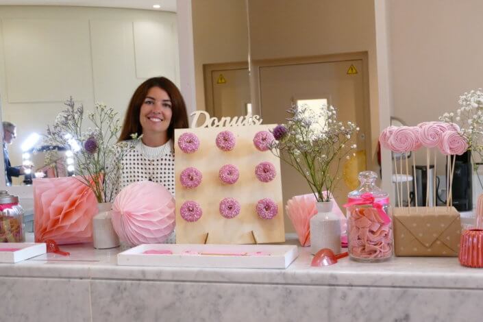 Goûter pour le lancement de la campagne Octobre Rose pour EStée Lauder aux Galeries Lafayette par Studio Candy : donuts roses, brochettes de meringue, sablés décorés ruban rose, candy bar