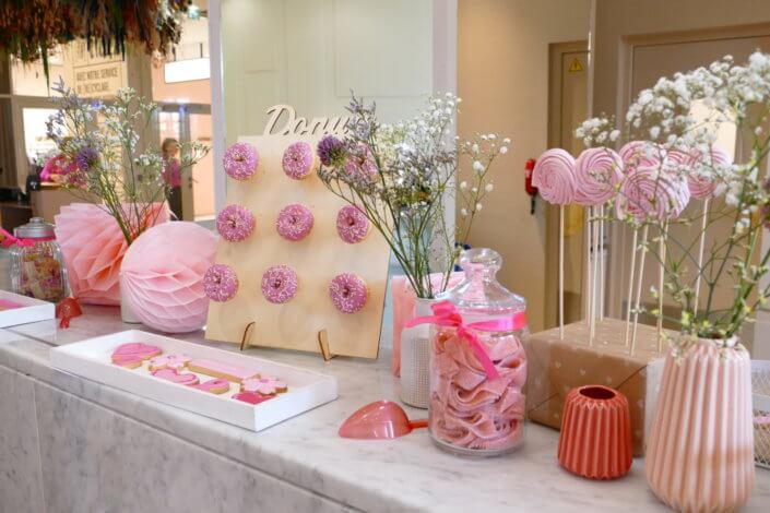 Goûter pour le lancement de la campagne Octobre Rose pour EStée Lauder aux Galeries Lafayette par Studio Candy : donuts roses, brochettes de meringue, sablés décorés ruban rose, candy bar