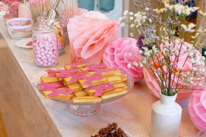 Goûter pour le lancement de la campagne Octobre Rose pour EStée Lauder aux Galeries Lafayette par Studio Candy : donuts roses, brochettes de meringue, sablés décorés ruban rose, candy bar