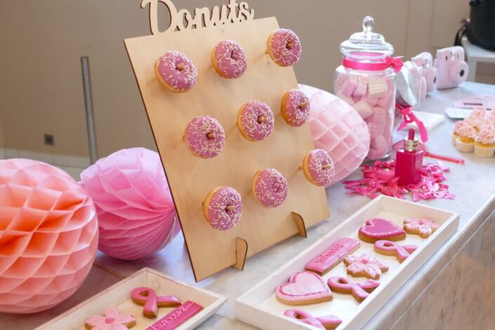 Goûter pour le lancement de la campagne Octobre Rose pour EStée Lauder aux Galeries Lafayette par Studio Candy : donuts roses, brochettes de meringue, sablés décorés ruban rose, candy bar