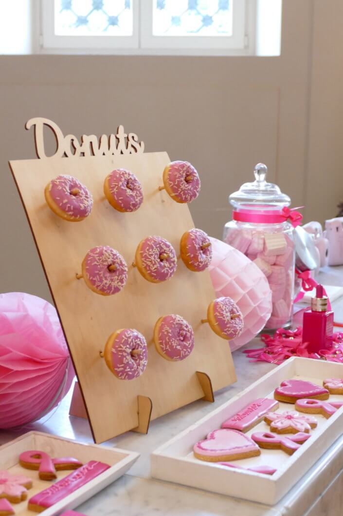 Goûter pour le lancement de la campagne Octobre Rose pour EStée Lauder aux Galeries Lafayette par Studio Candy : donuts roses, brochettes de meringue, sablés décorés ruban rose, candy bar