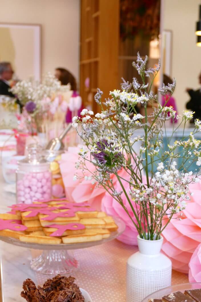 Goûter pour le lancement de la campagne Octobre Rose pour EStée Lauder aux Galeries Lafayette par Studio Candy : donuts roses, brochettes de meringue, sablés décorés ruban rose, candy bar