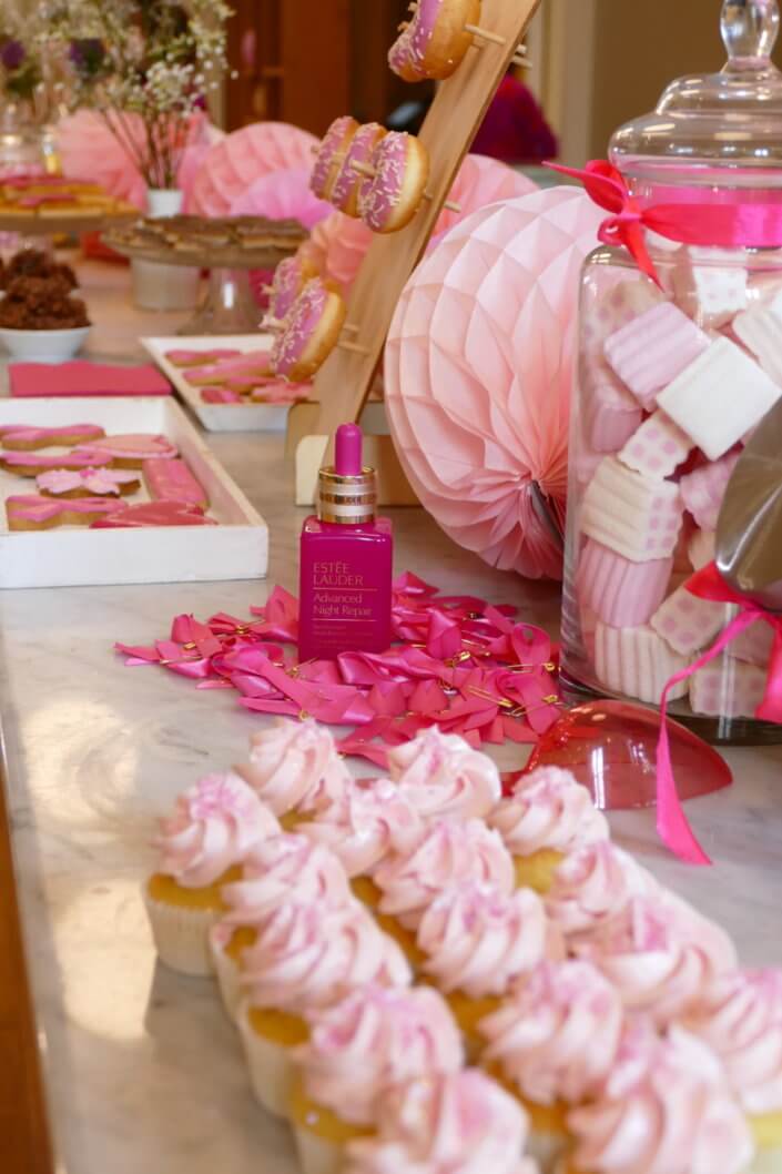 Goûter pour le lancement de la campagne Octobre Rose pour EStée Lauder aux Galeries Lafayette par Studio Candy : donuts roses, brochettes de meringue, sablés décorés ruban rose, candy bar