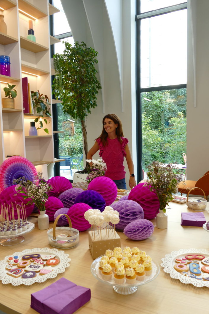 kids day chez vyv par studio candy avec un gouter de cupcakes, cakepops, sablés décorés, décoration en violet et rose, stand de crêpes, stand de barbe a papa, boissons et décoration