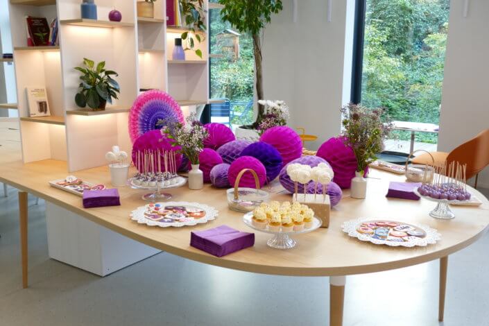 kids day chez vyv par studio candy avec un gouter de cupcakes, cakepops, sablés décorés, décoration en violet et rose, stand de crêpes, stand de barbe a papa, boissons et décoration