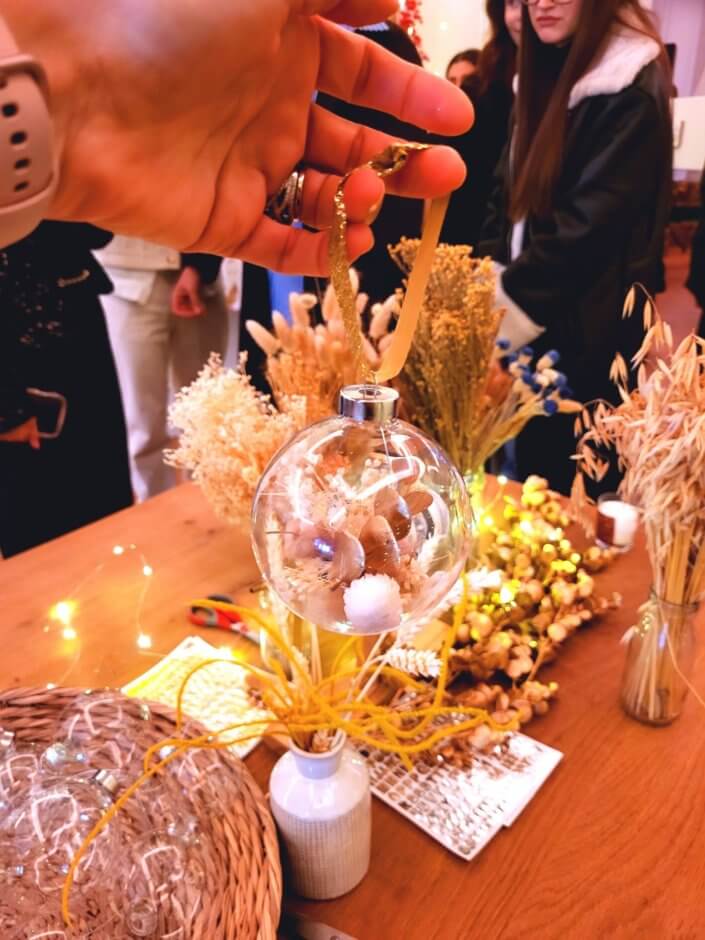 Atelier créatif DIY de Noël pour la soirée influenceuses Yves Rocher - Boules de Noël décorées en verre et fleurs séchées par Studio Candy