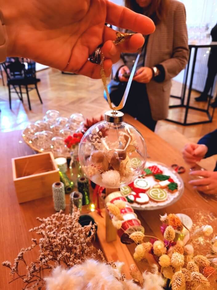 Atelier créatif DIY de Noël pour la soirée influenceuses Yves Rocher - Boules de Noël décorées en verre et fleurs séchées par Studio Candy