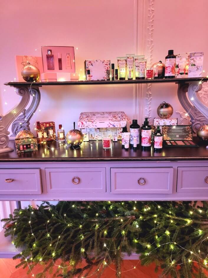 Atelier créatif DIY de Noël pour la soirée influenceuses Yves Rocher - Boules de Noël décorées en verre et fleurs séchées par Studio Candy