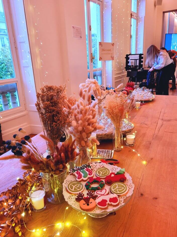 Atelier créatif DIY de Noël pour la soirée influenceuses Yves Rocher - Boules de Noël décorées en verre et fleurs séchées par Studio Candy