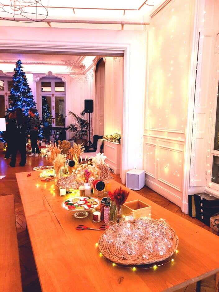 Atelier créatif DIY de Noël pour la soirée influenceuses Yves Rocher - Boules de Noël décorées en verre et fleurs séchées par Studio Candy