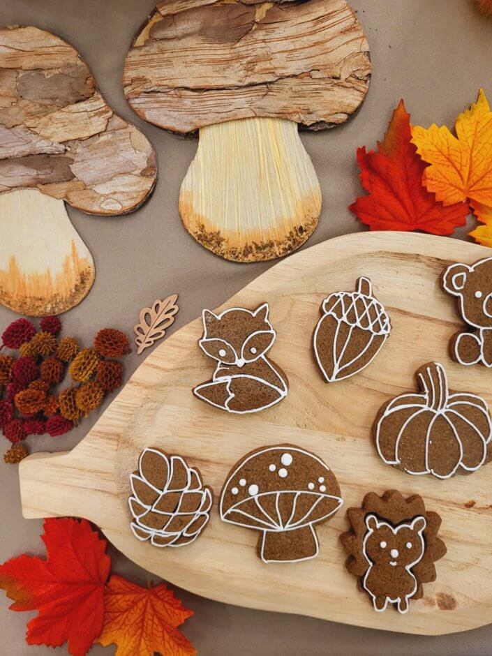 Table d'automne par Studio Candy pour le groupe IGS avec sablés décorés animaux de la forêt, roses des sables, cupcakes, et une jolie décoration automnale avec champignons, feuilles, nichoir, ...