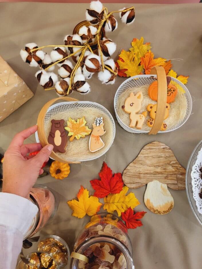 Table d'automne par Studio Candy pour le groupe IGS avec sablés décorés animaux de la forêt, roses des sables, cupcakes, et une jolie décoration automnale avec champignons, feuilles, nichoir, ...