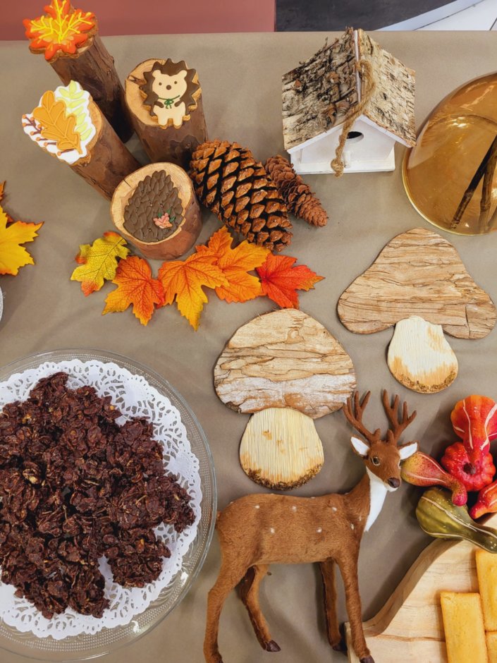 Table d'automne par Studio Candy pour le groupe IGS avec sablés décorés animaux de la forêt, roses des sables, cupcakes, et une jolie décoration automnale avec champignons, feuilles, nichoir, ...