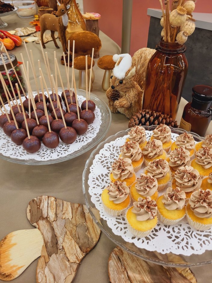 Table d'automne par Studio Candy pour le groupe IGS avec sablés décorés animaux de la forêt, roses des sables, cupcakes, et une jolie décoration automnale avec champignons, feuilles, nichoir, ...