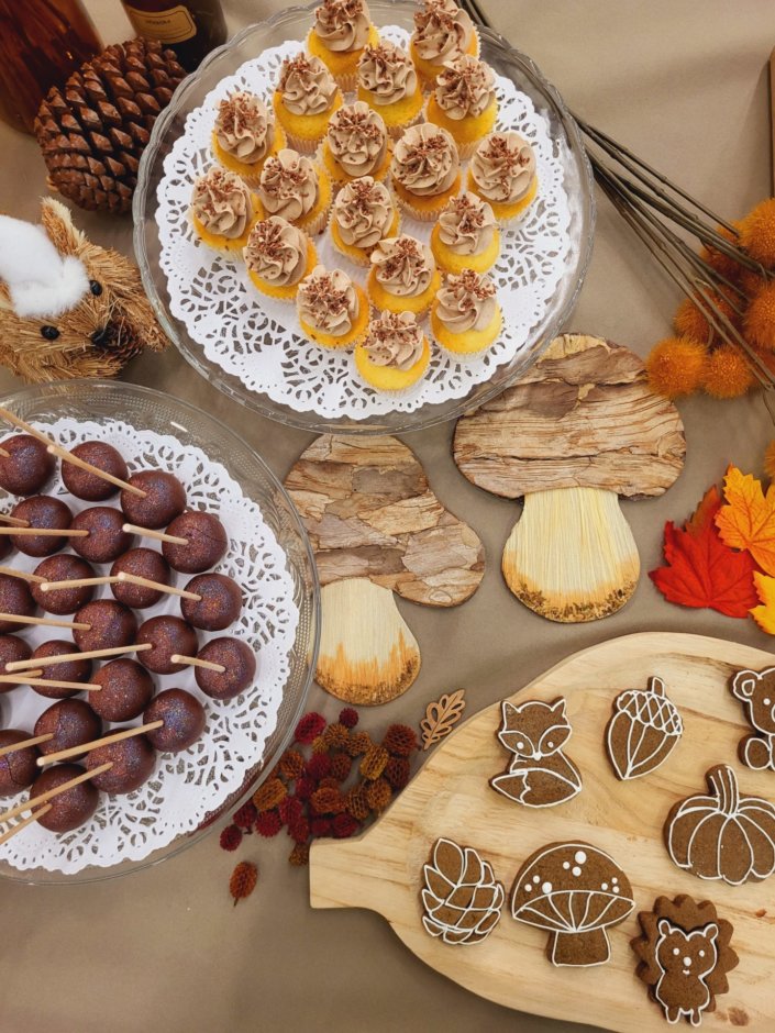 Table d'automne par Studio Candy pour le groupe IGS avec sablés décorés animaux de la forêt, roses des sables, cupcakes, et une jolie décoration automnale avec champignons, feuilles, nichoir, ...