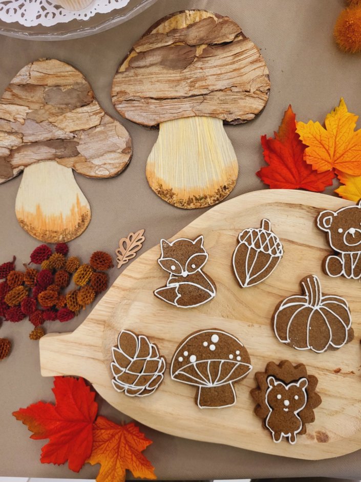 Table d'automne par Studio Candy pour le groupe IGS avec sablés décorés animaux de la forêt, roses des sables, cupcakes, et une jolie décoration automnale avec champignons, feuilles, nichoir, ...