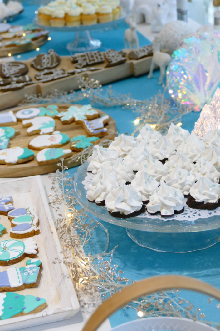 Kidsday Amundi - gouter de noel par studio candy avec sablés décorés, cupcakes, cakepops, candy bar, meringues, et décoration polaire