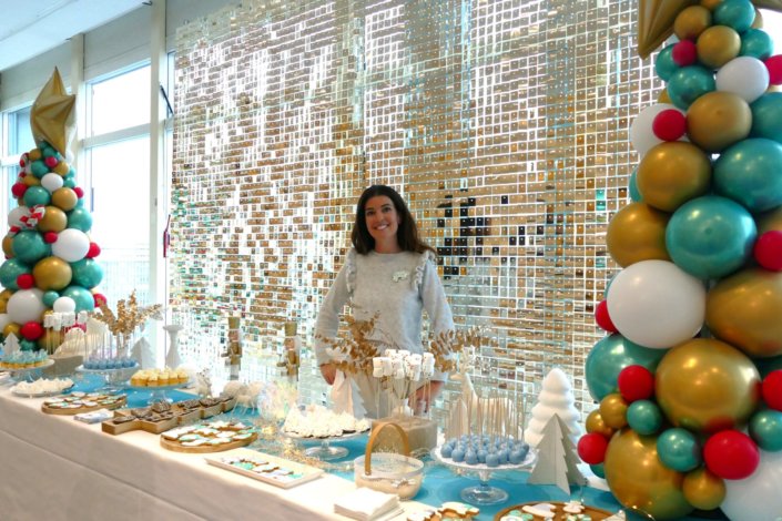 Kidsday Amundi - gouter de noel par studio candy avec sanlés décorés, cupcakes, cakepops, candy bar, meringues, et décoration polaire