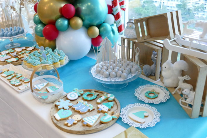 Kidsday Amundi - gouter de noel par studio candy avec sablés décorés, cupcakes, cakepops, candy bar, meringues, et décoration polaire