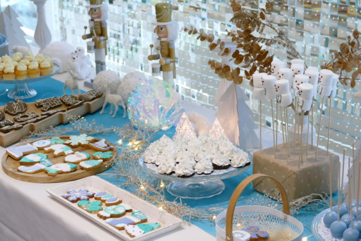 Kidsday Amundi - gouter de noel par studio candy avec sablés décorés, cupcakes, cakepops, candy bar, meringues, et décoration polaire