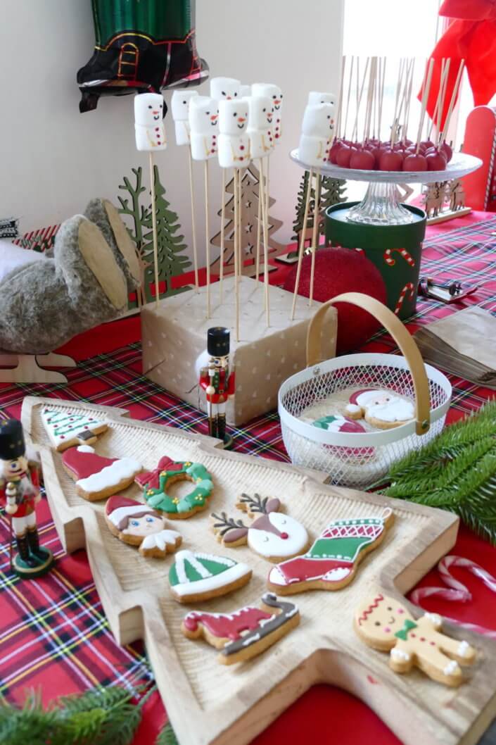 Noël des enfants chez Filorga par Studio Candy avec table décorée en rouge et vert sapin, sablés de Noël, chamallows, candy bar, mini cupcakes, meringues en forme de sapins, cakepops rouges pailletés