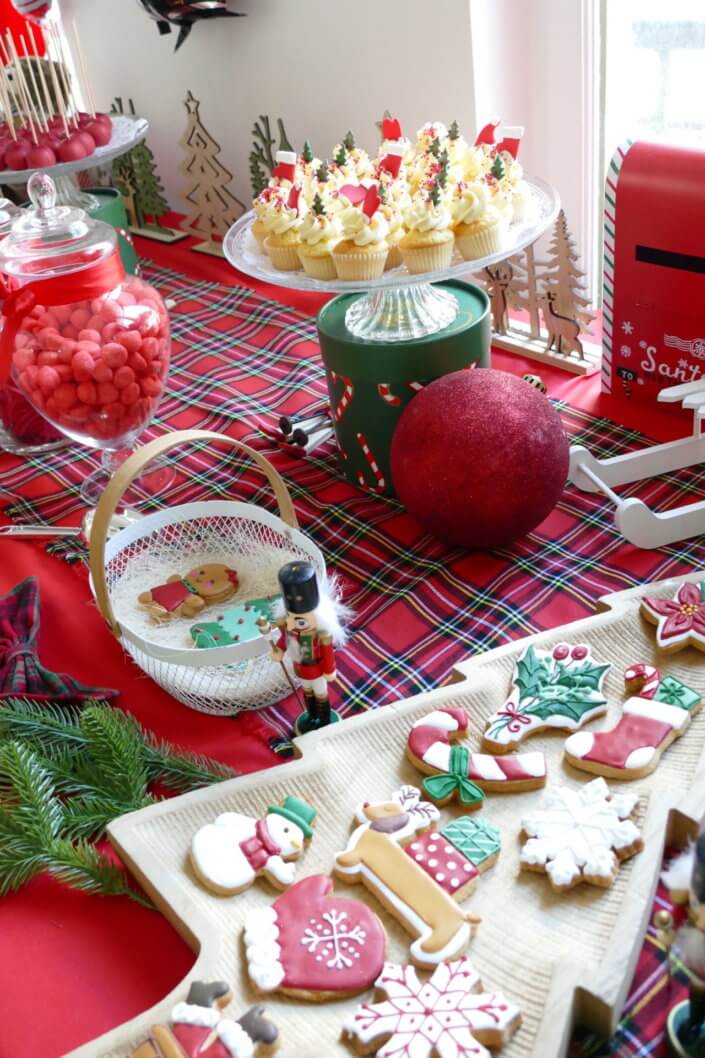 Noël des enfants chez Filorga par Studio Candy avec table décorée en rouge et vert sapin, sablés de Noël, chamallaows, candy bar, mini cupcakes, meringues en forme de sapins, cakepops rouges pailletés