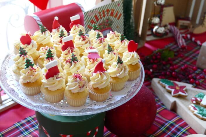 Noël des enfants chez Filorga par Studio Candy avec table décorée en rouge et vert sapin, sablés de Noël, chamallaows, candy bar, mini cupcakes, meringues en forme de sapins, cakepops rouges pailletés