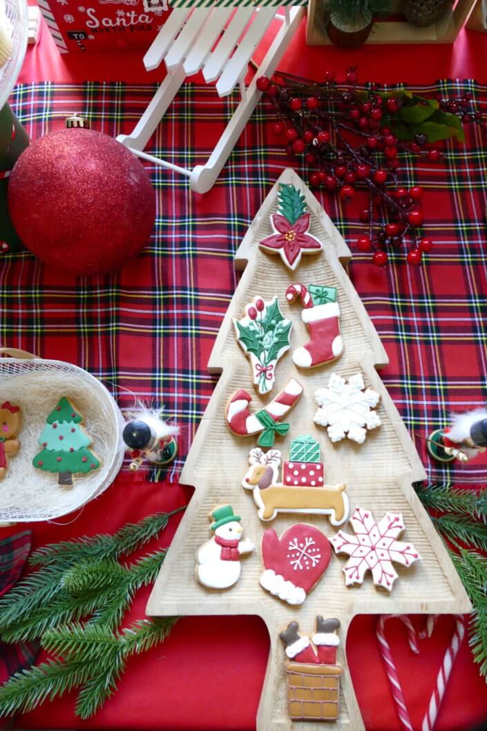 Noël des enfants chez Filorga par Studio Candy avec table décorée en rouge et vert sapin, sablés de Noël, chamallaows, candy bar, mini cupcakes, meringues en forme de sapins, cakepops rouges pailletés