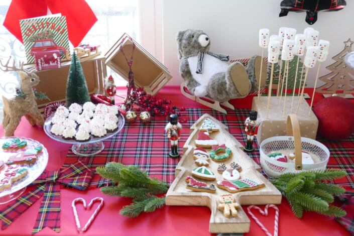 Noël des enfants chez Filorga par Studio Candy avec table décorée en rouge et vert sapin, sablés de Noël, chamallows, candy bar, mini cupcakes, meringues en forme de sapins, cakepops rouges pailletés